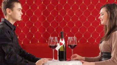 akşam yemeği. Genç çift romantik bir akşam yemeği için Sevgililer Günü'nü kutlamak.
