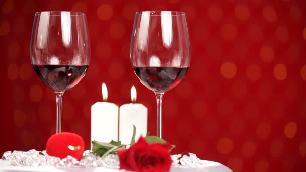 Конец вечера. Два прекрасных бокала шампанского на фоне зажженной свечи. Потом свеча гаснет. . — стоковое видео