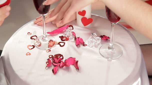 Homem com sua namorada estão jantando no restaurante e homem lhe dá um presente na forma do anel . — Vídeo de Stock