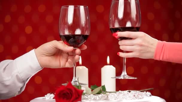 A cena. Una giovane coppia festeggia San Valentino per una cena romantica . — Video Stock