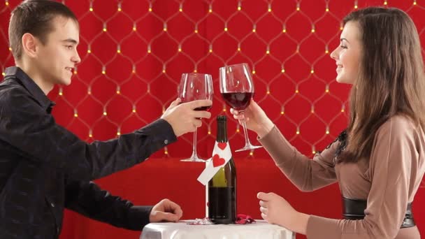 ディナー。若いカップルはロマンチックな夕食のためのバレンタインの日を祝う. — ストック動画