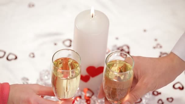 A cena. Una giovane coppia festeggia San Valentino per una cena romantica . — Video Stock