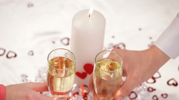 Cena. Pareja joven celebra el día de San Valentín para una cena romántica . — Vídeo de stock