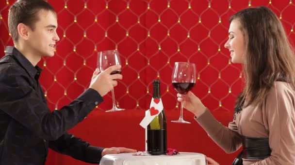 Akşam yemeği. Genç çift romantik bir akşam yemeği için Sevgililer Günü'nü kutlamak. — Stok video
