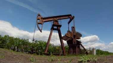 petrol üretimi. petrol sondaj platformu, Dünya'dan kaynakları ayıklar. güzel bir mavi gökyüzü arka planda.