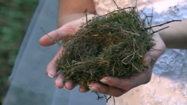 de mooie bruid poses voor de camera.