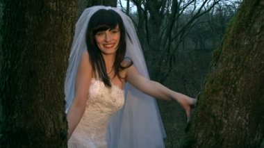 de mooie bruid poses voor de camera.