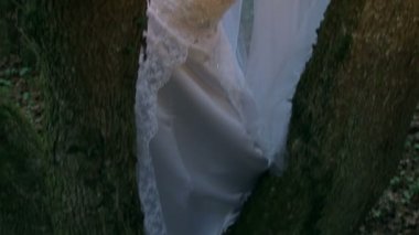 de mooie bruid poses voor de camera.