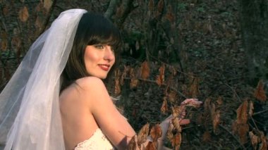 de mooie bruid poses voor de camera.