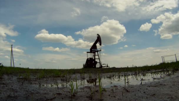 挖掘。石油钻机提取从地球的资源。在美丽的蓝色天空背景. — 图库视频影像