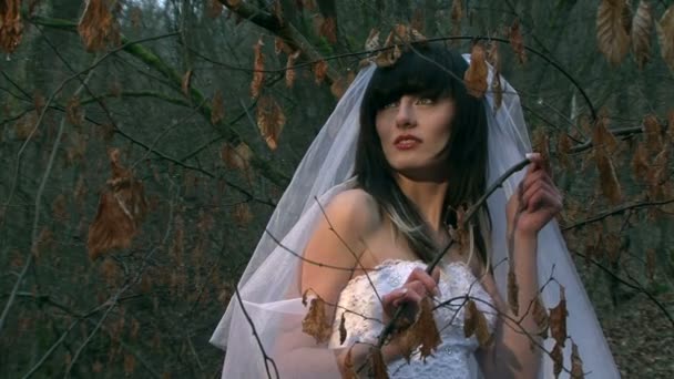 La belle mariée pose pour la caméra .