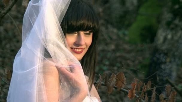 La bella sposa posa per la fotocamera . — Video Stock