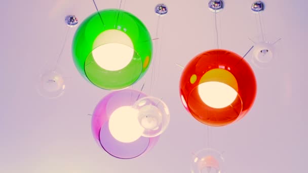 Le lampade colorate su un soffitto lentamente vanno avanti e indietro — Video Stock