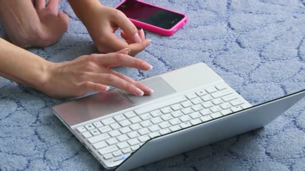 Informazioni di ricerca. Le ragazze lavorano con un computer portatile . — Video Stock