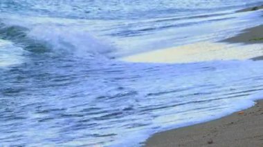 deniz dalgası. okyanus güzel dalgalar kıyıya haddelenmiş.