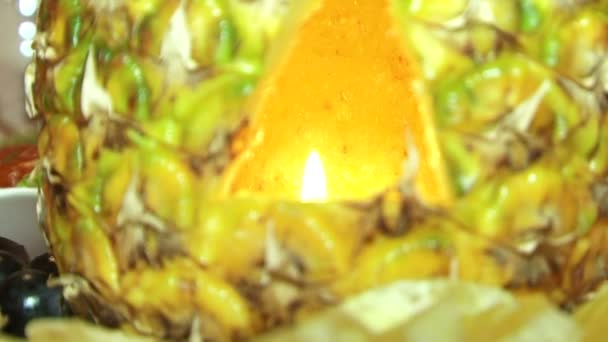 Ananas danie. ruch zoomu. piękne danie ze świecą. — Wideo stockowe