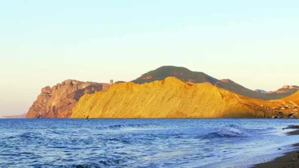 Belle plage. Sur le rivage, les vagues roulaient. Au-dessus de la mer mouettes mouettes . — Video