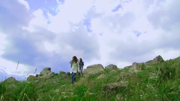 Vier Mädchen laufen den Berg hinunter — Stockvideo