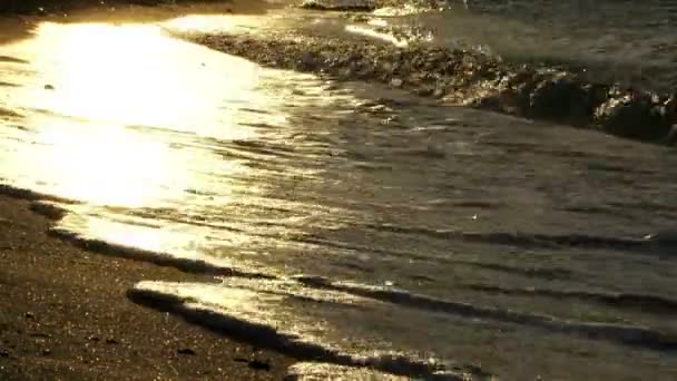 Luminosa playa. Hermosas olas lavadas playa mágica bajo el sol poniente . — Vídeos de Stock