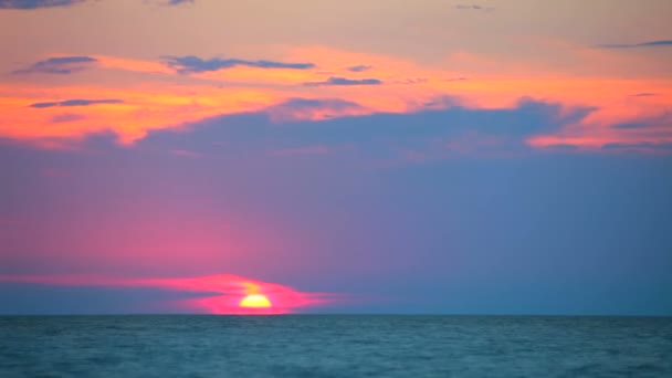 Zonsondergang. een prachtige zonsondergang op zee. — Stockvideo