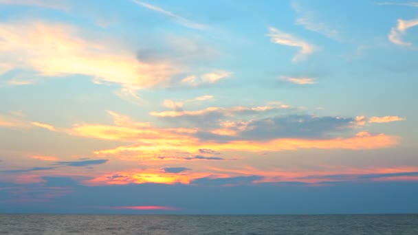 Nubes puestas de sol cerradas. Un hermoso cielo azul al atardecer . — Vídeos de Stock