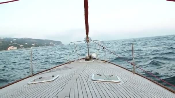 Путешествие на лодке по морю — стоковое видео