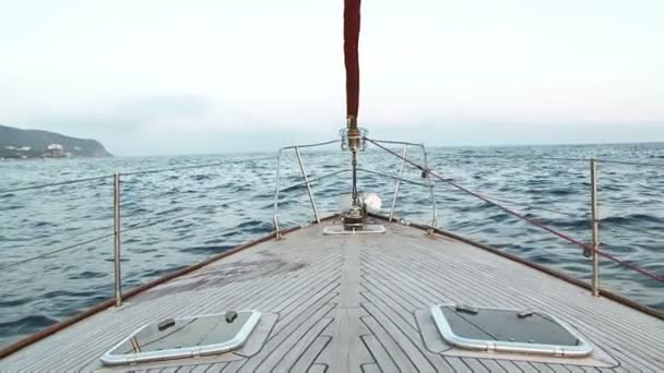 Viajar en barco por el mar — Vídeo de stock