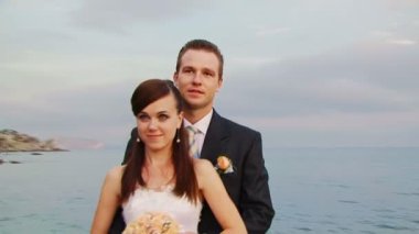 Gelin ve damat iskelede duran