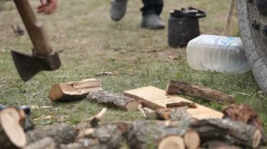 yakacak odun hazırlanıyor