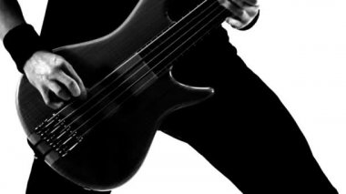 gitar çalıyor. siyah ve beyaz.