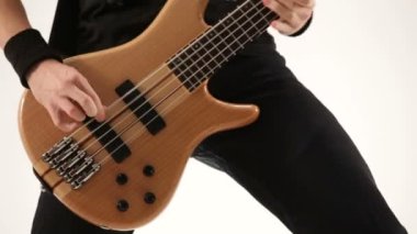 gitar çalıyor. yakın çekim