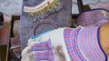 demirci at nalı hale getirir.