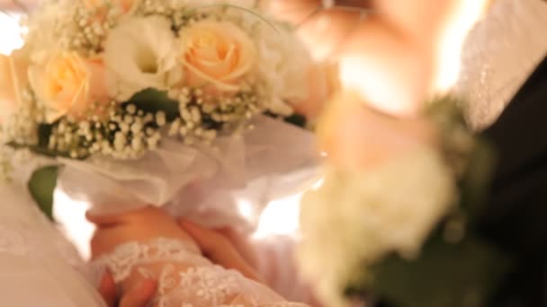 Sposa e sposo in possesso di un bouquet da sposa — Video Stock