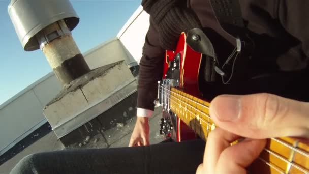 Een muzikant speelt gitaar en schrijft liedjes — Stockvideo