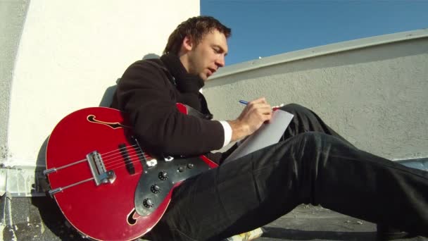 Музыкант работает на крыше — стоковое видео