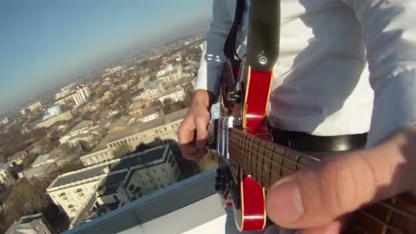 Férfiak kezében gitározni — Stock videók