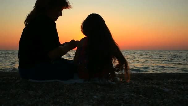 Madre e figlia guardando il tramonto — Video Stock