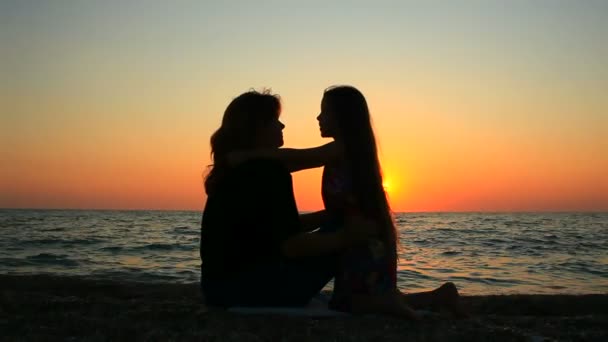 Mère et fille regardant coucher de soleil — Video