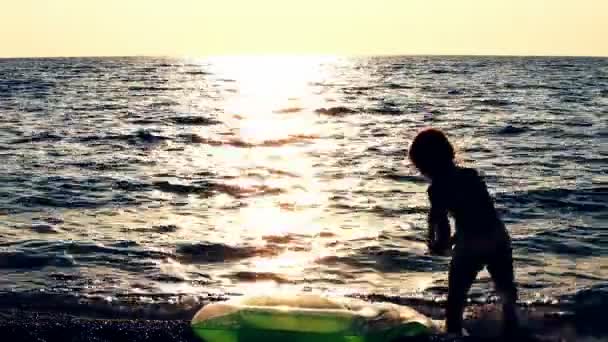 Petite fille sur la plage du coucher du soleil — Video