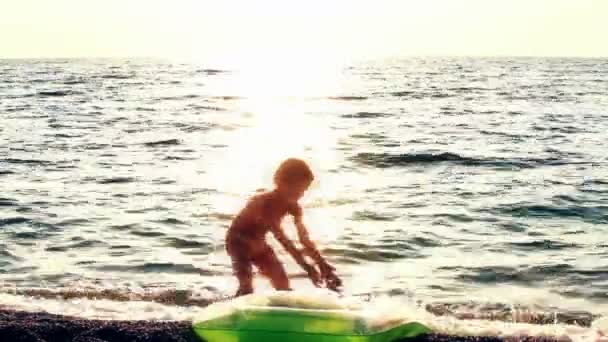 Παιδί που παίζει στην παραλία — Αρχείο Βίντεο