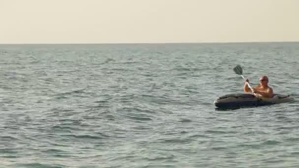 Kayak barco en el mar — Vídeo de stock