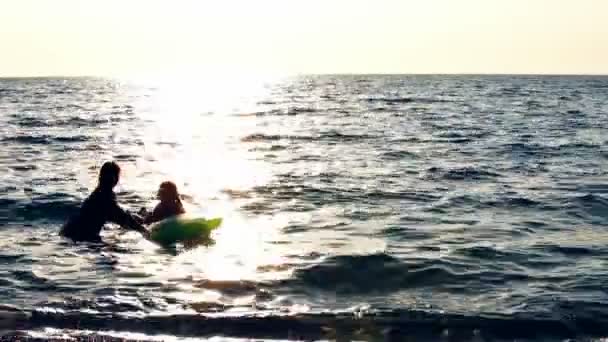 Moeder met kleine meisje duik — Stockvideo