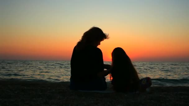 Moeder en dochter kijken naar zonsondergang — Stockvideo