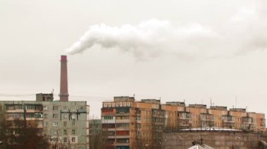 Fabrika boru şehirde buharlarının.