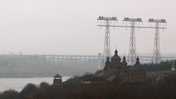 Città vicino a un lago — Video Stock