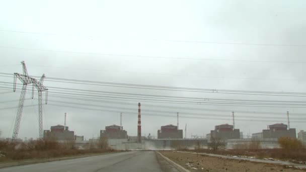 Estrada para a estação nuclear — Vídeo de Stock