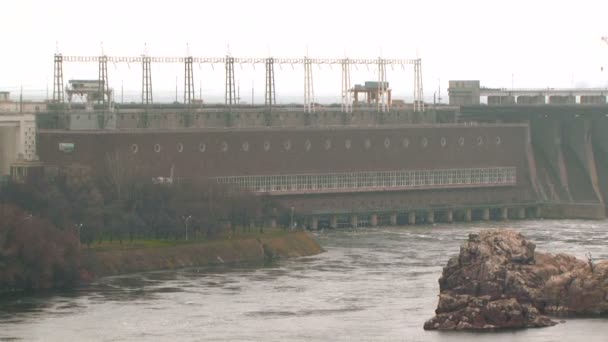 Vista de uma barragem — Vídeo de Stock