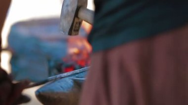 bir çekiç ile çalışma