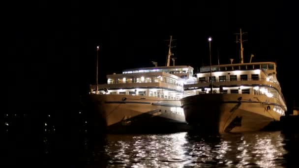 Лодки в гавани — стоковое видео