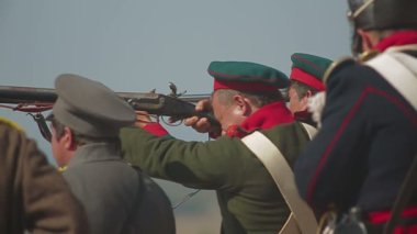 Kırım, Ukrayna 29 Eylül 2012: Rus asker hazırlamak için bir savaş reenactment Kırım'da tarihi bir festival olarak alma (1853-1856 Kırım Savaşı) savaş sırasında.